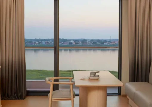 Business King Room Riverview With Balcony